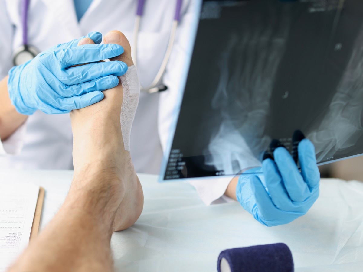 A foot specialist diagnosing a patient’s foot disorder in Sableridge.