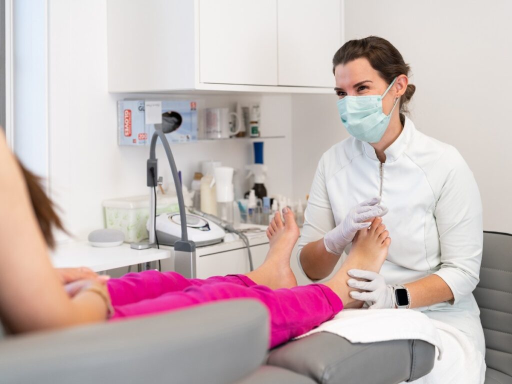 A UnitedHealthcare podiatrist in Houston treating a patient with plantar fasciitis.