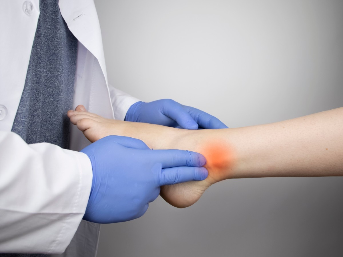 A walk-in podiatrist checking and locating a patient’s heel pain.